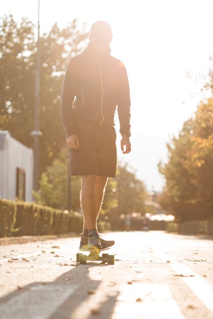 Eignungsjunge mit Skateboard