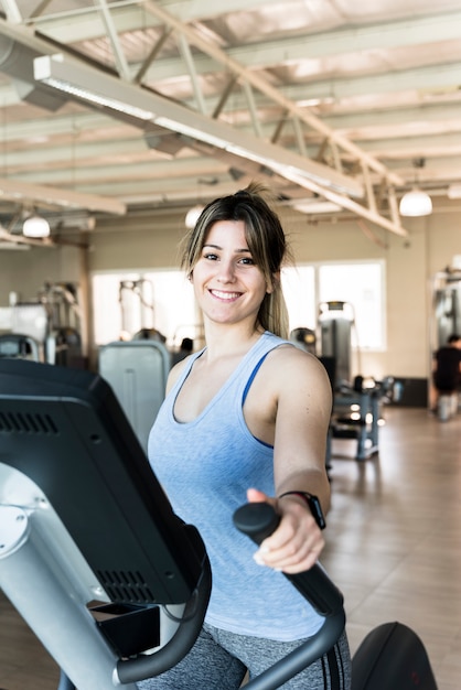 Eignungsmädchen, das elliptischen trainer verwendet