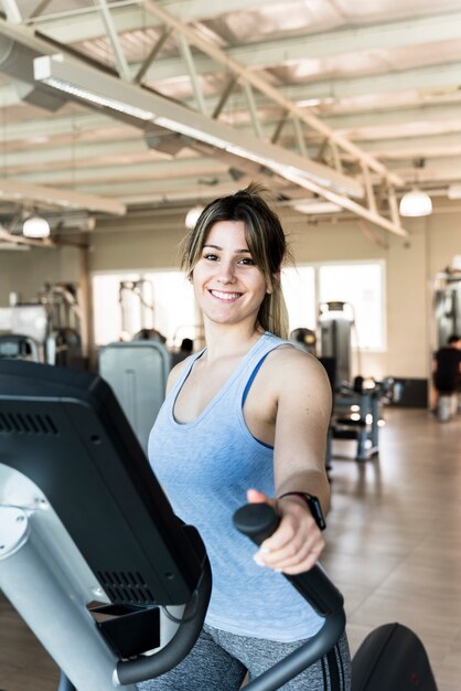 Eignungsmädchen, das elliptischen Trainer verwendet