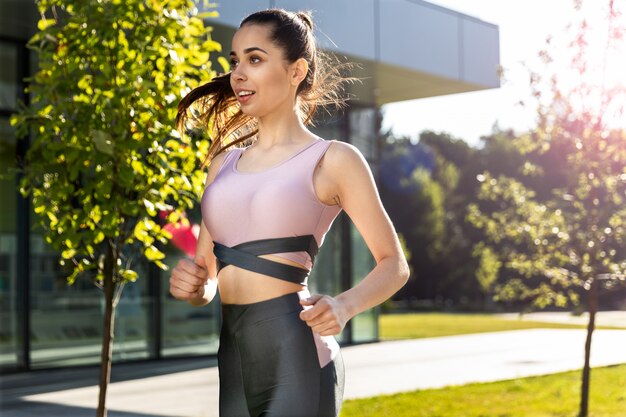 Eignungsmädchen, das laufendes Herz Training tut