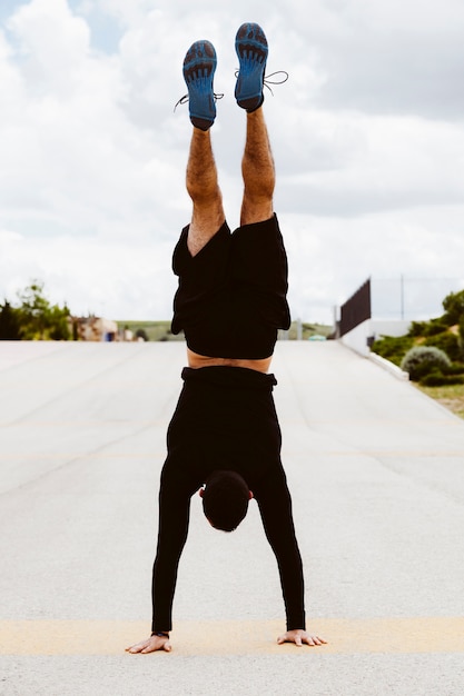 Kostenloses Foto eignungsmann führt einen handstand durch