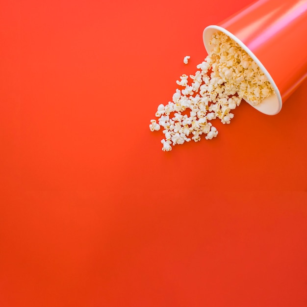 Eimer Popcorn mit Platz auf der linken Seite