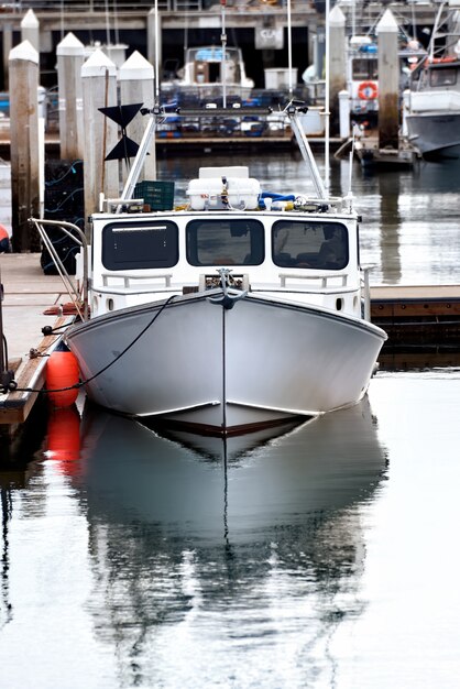 Ein altes rostiges Boot in einem Industriehafen