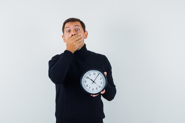 Kostenloses Foto ein ausdrucksstarker mann posiert im studio