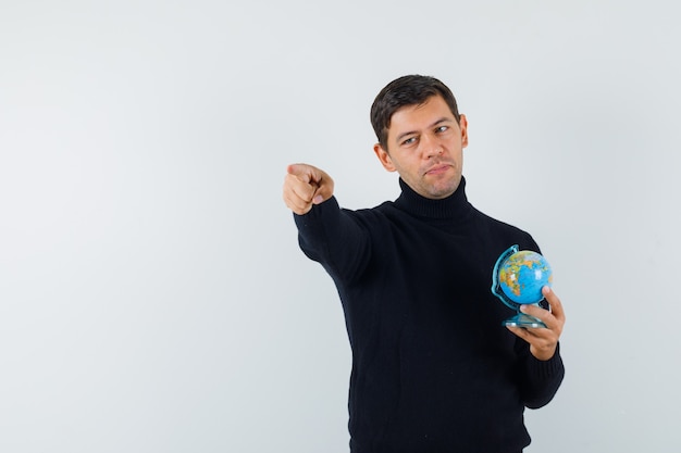 Ein ausdrucksstarker Mann posiert im Studio