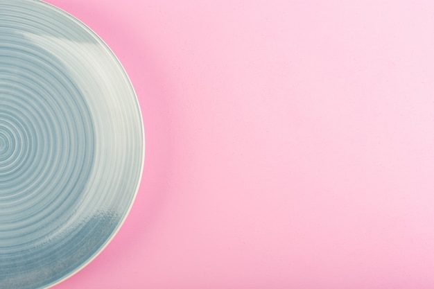 Ein blaues leeres Tellerglas der Draufsicht machte Teller für Mahlzeit auf Rosa