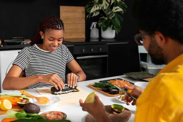 Ein Blick auf Menschen, die lernen, wie man traditionelles Sushi zubereitet