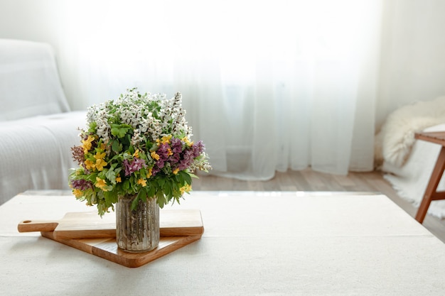 Ein Blumenstrauß aus Frühlingsblumen als dekoratives Detail im Innenraum.