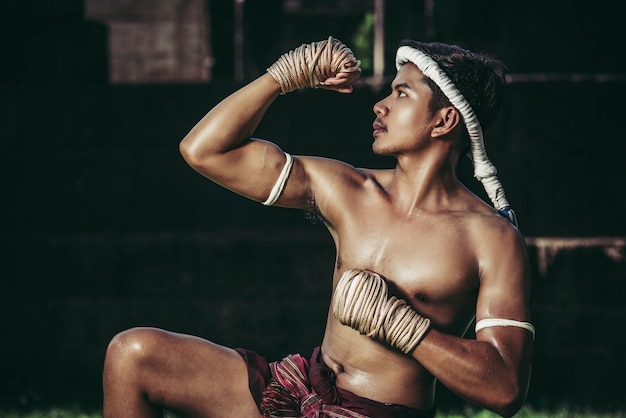 Ein Boxer band ein Seil in seine Hand und führte einen Kampf durch, Die Kampfkünste von Muay Thai.