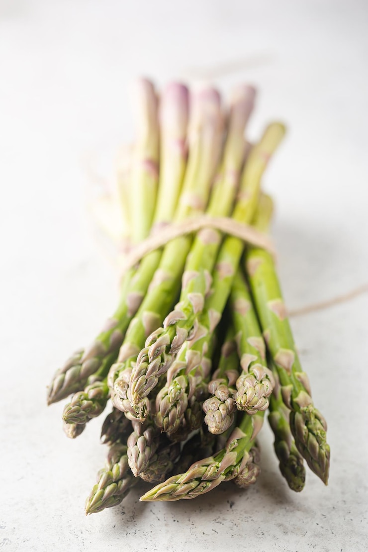 Kostenlose Foto ein bündel frischer grüner spargel