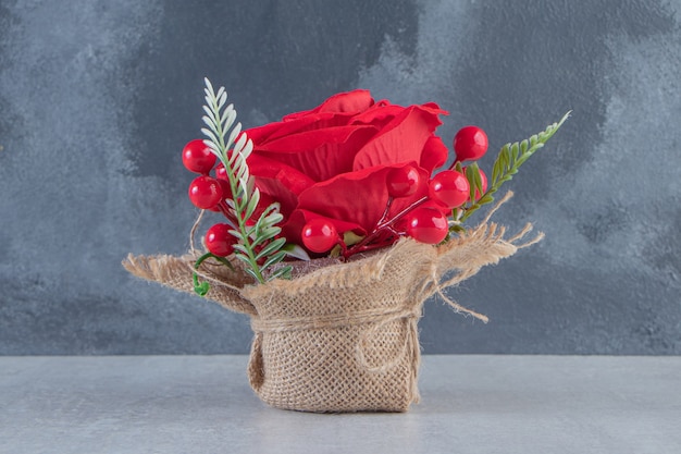 Ein Bündel roter Rose auf dem weißen Tisch.