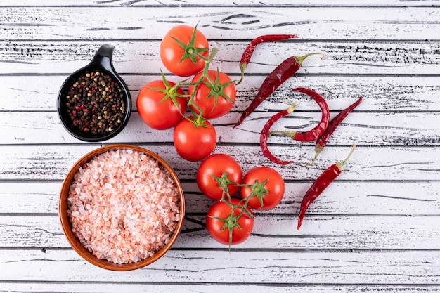 Ein Bündel Tomatenpaprikapfeffer-Pfefferpulver und -salz in der Draufsicht der keramischen Schüssel