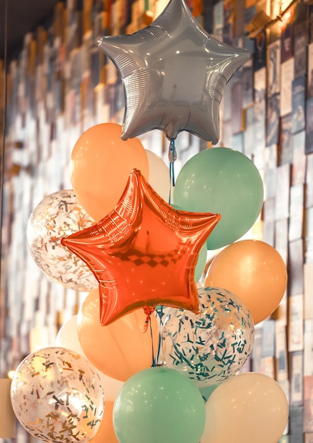 ein Bündel verschiedenfarbiger Luftballons Urlaubskonzept