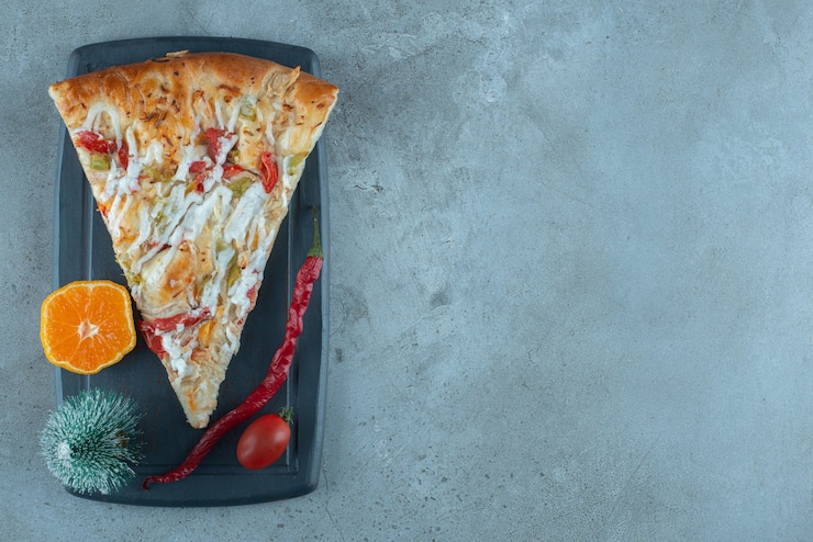 Kostenlose Foto ein dekoriertes mittagessen mit pizza auf marmoroberfläche