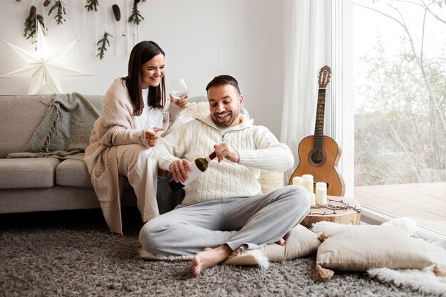 Ein Ehepaar genießt das Leben im Winter zu Hause