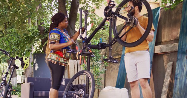 Ein Ehepaar untersucht ein Fahrrad auf Schäden