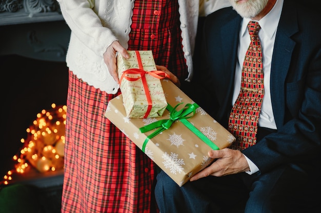 Ein elegantes altes Paar feiert Weihnachten