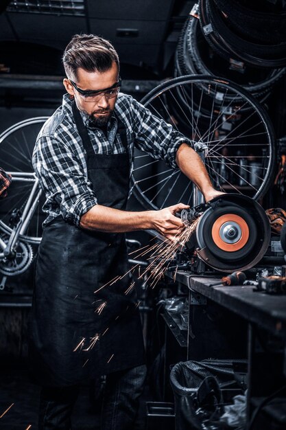 Ein erfahrener Reparaturmeister arbeitet mit Werkzeugmaschinen in einer geschäftigen Bucycle-Werkstatt.