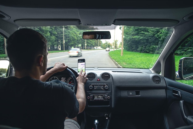 Ein Fahrer fährt durch die Straßen der Stadt und ein Navigator