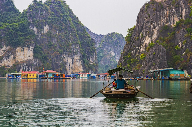 Ein Fischerdorf in der Halong-Bucht in Vietnam