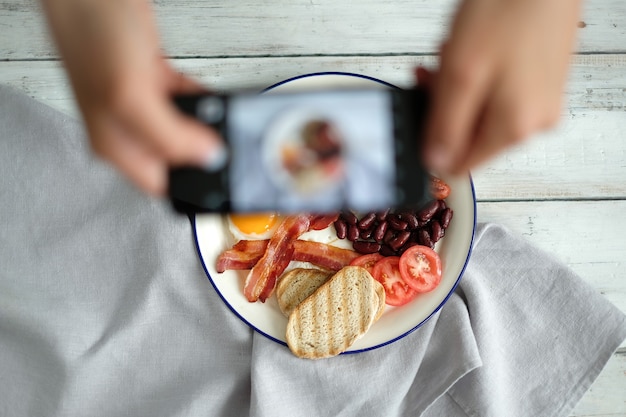 Ein Foto des englischen Frühstücks machen