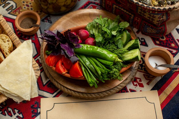 Ein frischer Gemüsesalat der Vorderansicht frisch reif auf dem Tisch
