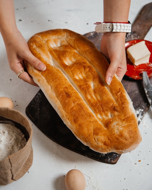 Ein frisches Brot der Draufsicht mit Eiern