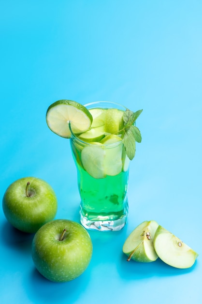 Ein Frischobstcocktail von vorne mit frischen Fruchtscheiben, die auf blauem Eis eiskalt sind, trinken Saftcocktailfruchtfarbe