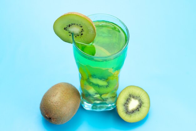 Ein Frischobstcocktail von vorne mit frischen Fruchtscheiben, die auf blauem Eis eiskalt sind, trinken Saftcocktailfruchtfarbe