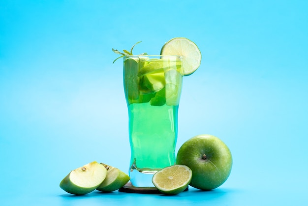 Ein Frischobstcocktail von vorne mit frischen Fruchtscheiben, die auf blauem Eis eiskalt sind, trinken Saftcocktailfruchtfarbe