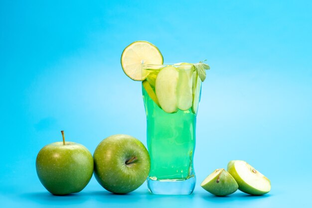 Ein Frischobstcocktail von vorne mit frischen Fruchtscheiben, die auf blauem Eis eiskalt sind, trinken Saftcocktailfruchtfarbe