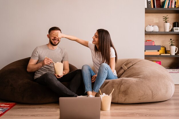 Ein fröhlicher Mann und eine fröhliche Frau verbringen eine gute Zeit zusammen zu Hause