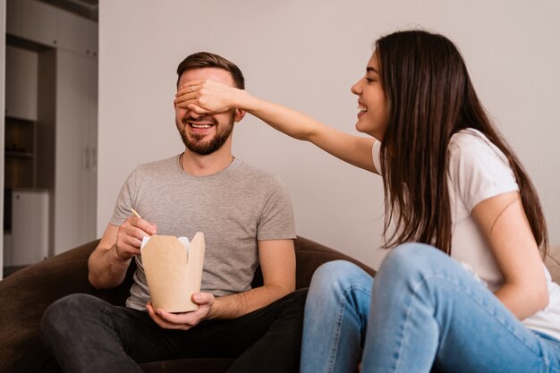 Ein fröhlicher Mann und eine fröhliche Frau verbringen eine gute Zeit zusammen zu Hause