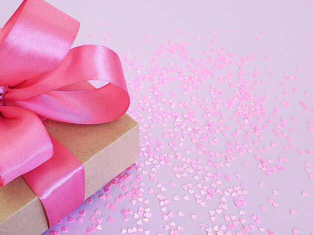 Ein geschenk für eine frau am 14. februar 8. märz exemplar liebe rosa schönheit hintergrund herzen