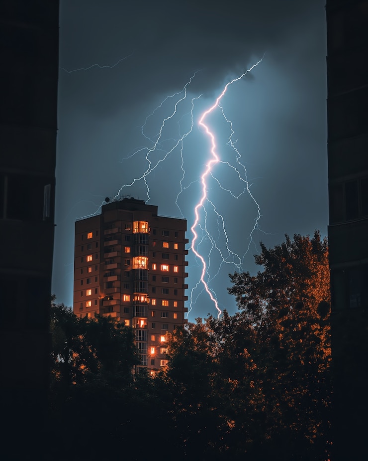 Kostenlose Foto ein gewitter über der stadt in der nacht