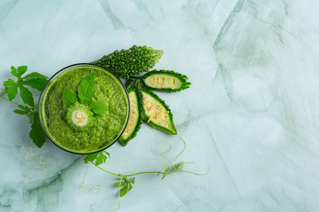 ein Glas bitterer Kürbis-Smoothie mit eingekauftem bitterem Kürbis