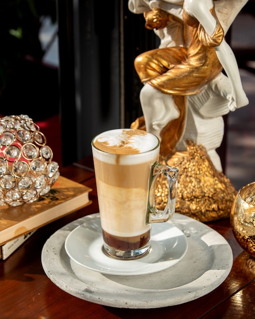 Kostenloses Foto ein glas dreischichtigen latte mit latte art oben drauf