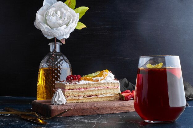 Ein Glas Glitzern mit einem Stück Kuchen.