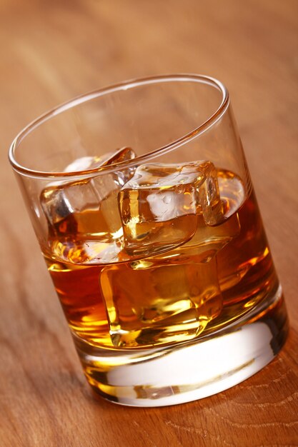 Ein Glas kalter Whisky