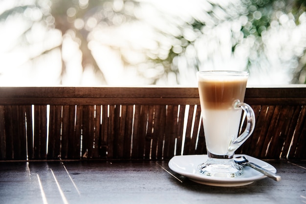 Ein Glas Latte am Strand