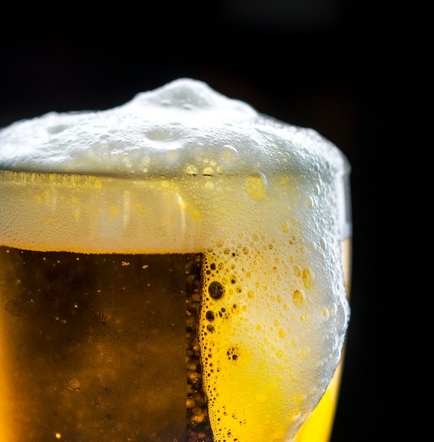 Ein Glas Makrophotographie des kalten Bieres