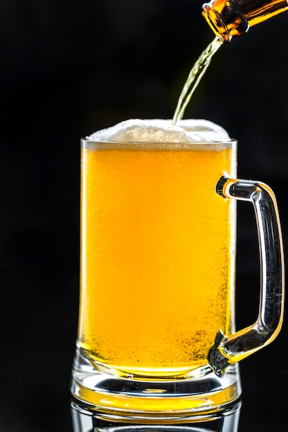 Ein Glas Makrophotographie des kalten Bieres