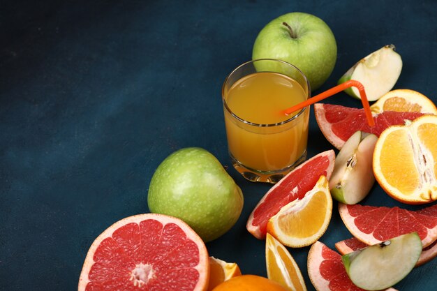 Ein Glas Orangensaft mit geschnittenen tropischen Früchten.