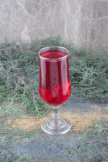 Kostenloses Foto ein glas roter saft auf marmorhintergrund. foto in hoher qualität