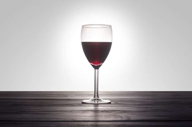 Ein Glas Rotwein auf einer Holzoberfläche