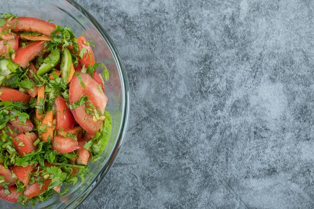 Ein Glasteller mit köstlichem Gemüsesalat.