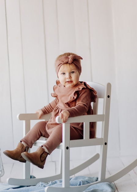 Ein glückliches Baby posiert