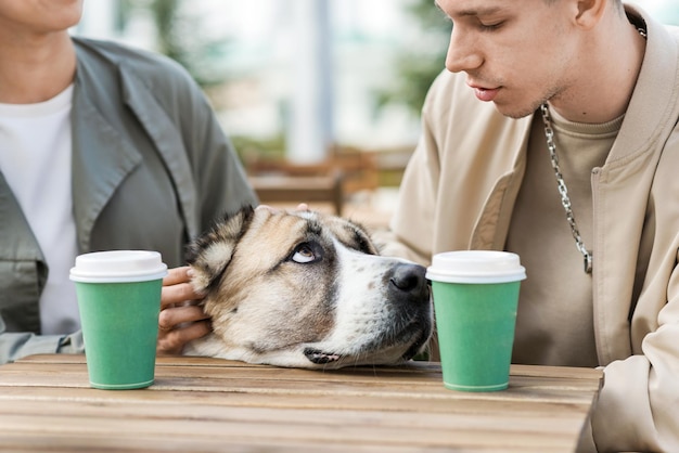 Ein glückliches Paar im Freien in der Nähe eines Cafés