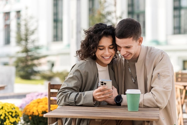 Ein glückliches Paar im Freien in der Nähe eines Cafés