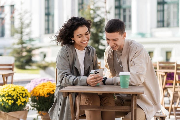 Ein glückliches Paar im Freien in der Nähe eines Cafés